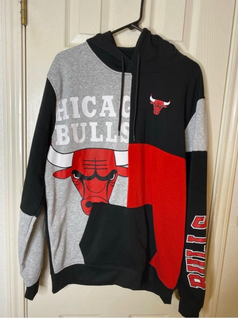 Chicago Bulls Colorblock Pullover Hoodie - Red/Black/Grey